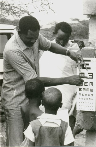 Mobile II Danieli Lomoni performing eye exams on children_jpg
